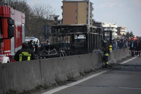 Μιλάνο: Άντρας έβαλε φωτιά σε σχολικό με 51 μαθητές