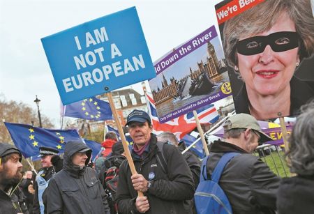 Ψάχνουν διέξοδο στα τυφλά μπροστά στο αδιέξοδο του Brexit