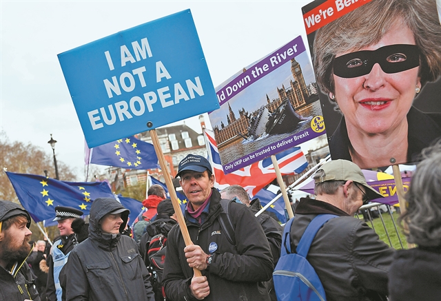 Ψάχνουν διέξοδο στα τυφλά μπροστά στο αδιέξοδο του Brexit
