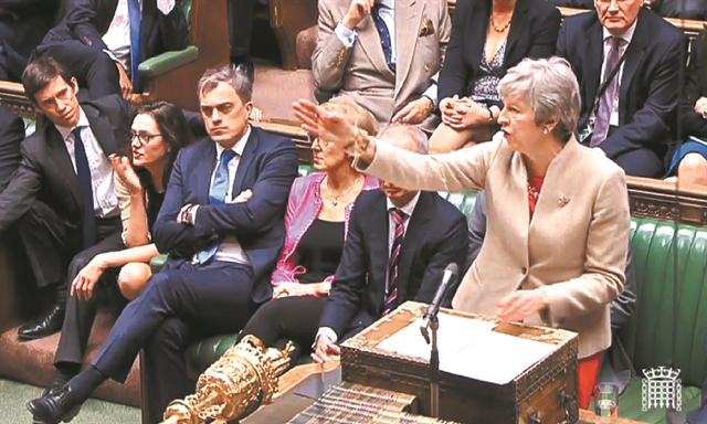 Ψάχνουν ύστατο συμβιβασμό πριν από το χάος