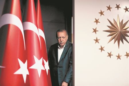 Μεταξύ σφύρας και άκμονος ο Ερντογάν