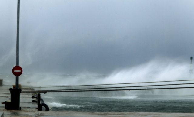 Δεμένα τα πλοία σε Πειραιά και Ραφήνα λόγω θυελλωδών ανέμων