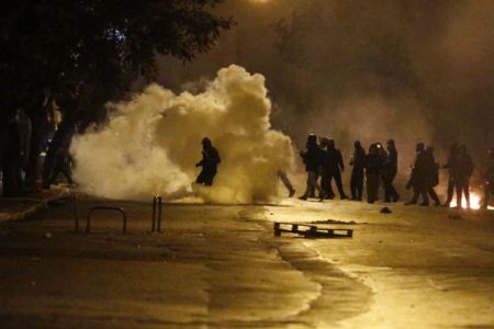 Τραυματίας αστυνομικός  σε επίθεση κατά των ΜΑΤ έξω από το Πολυτεχνείο