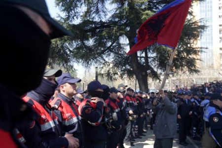 Τίρανα: Διαδηλωτές επιχείρησαν να εισβάλουν στη Βουλή