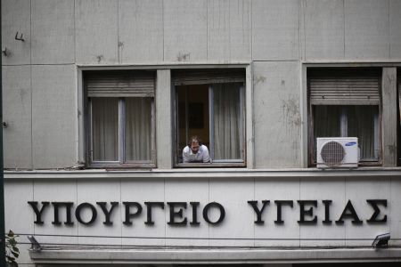 Εξω από το υπουργείο Υγείας οι καθαρίστριες – Απειλούν με αντίσκηνα