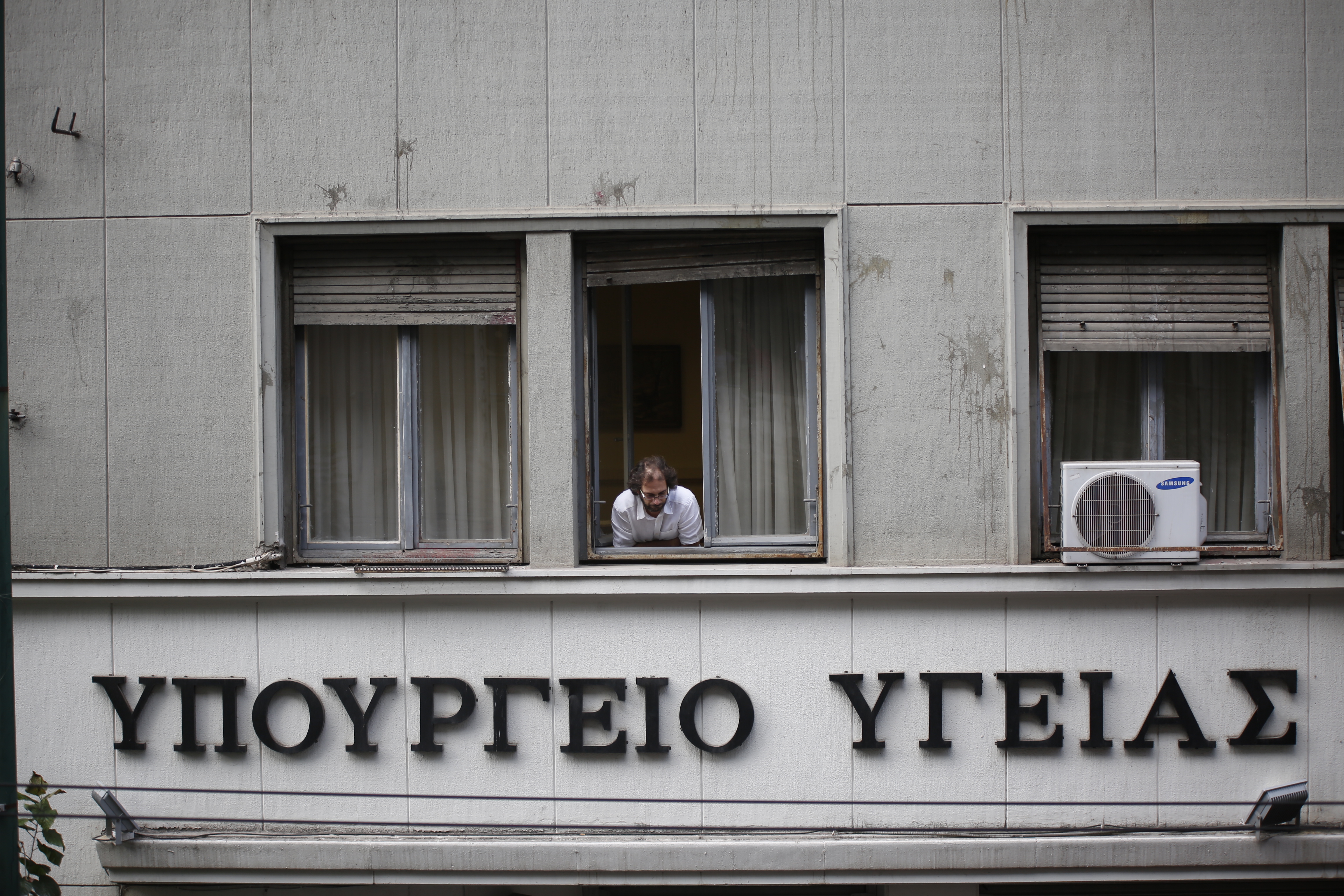 Εξω από το υπουργείο Υγείας οι καθαρίστριες – Απειλούν με αντίσκηνα