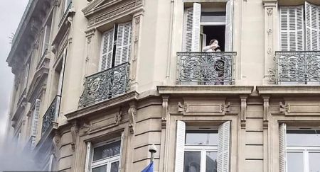 Παρίσι: Τα «Κίτρινα Γιλέκα» πυρπόλησαν τράπεζα – Εγκλωβίστηκε μητέρα με το μωρό της