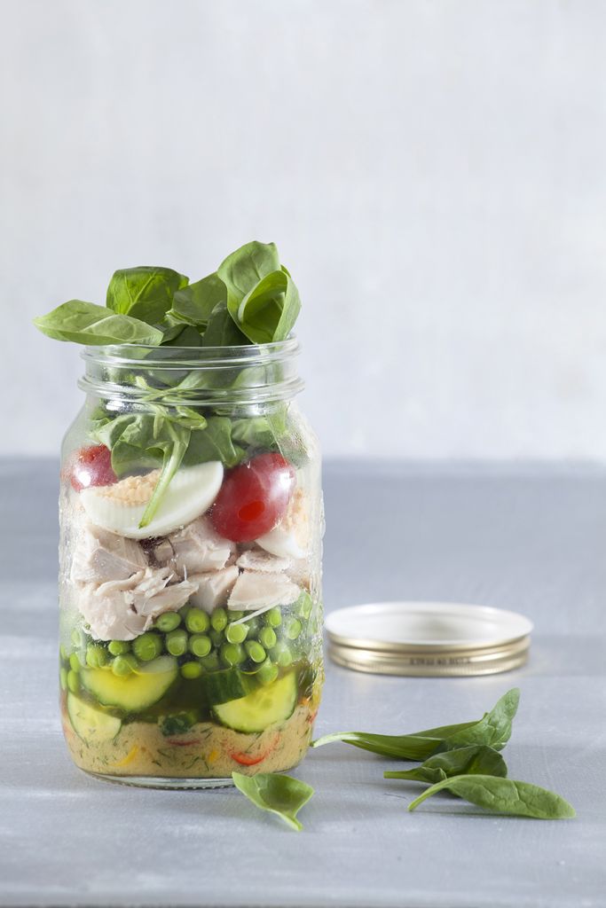 Σαλάτα στο βάζο με κοτόπουλο και αβγό