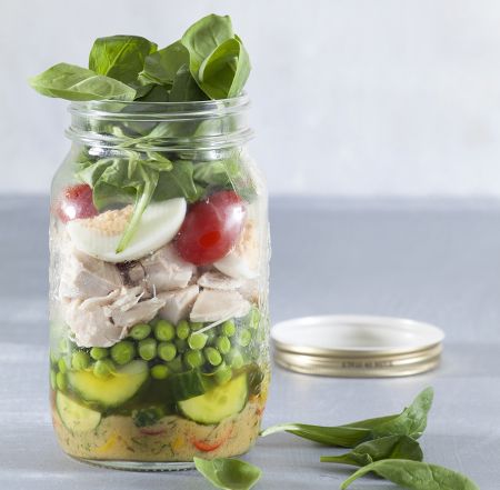 Σαλάτα στο βάζο με κοτόπουλο και αβγό