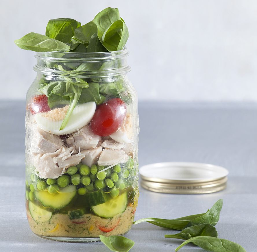 Σαλάτα στο βάζο με κοτόπουλο και αβγό