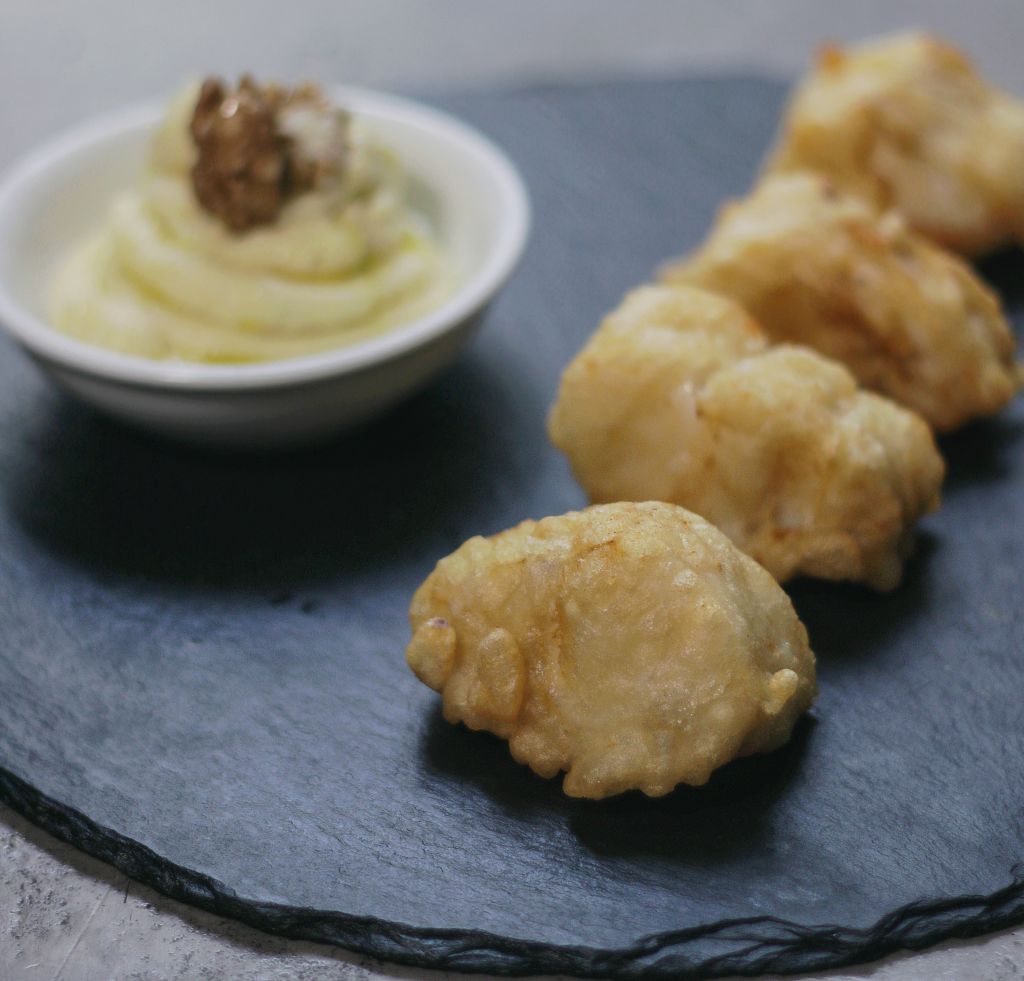 Μπακαλιάρος κουρκούτι με σκορδαλιά από ψωμί και καρύδι