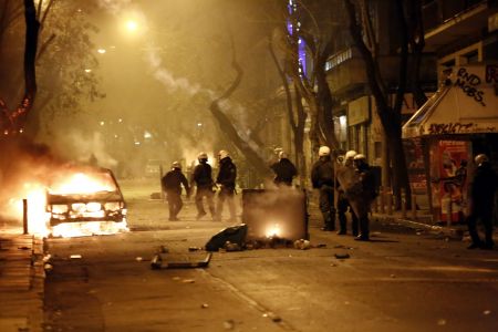 Επιθέσεις με μολότοφ στο Πολυτεχνείο – Τραυματίστηκε αστυνομικός