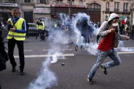 Κίτρινα γιλέκα: Στο δρόμο παρά την απαγόρευση – Νέες συγκρούσεις στο Παρίσι