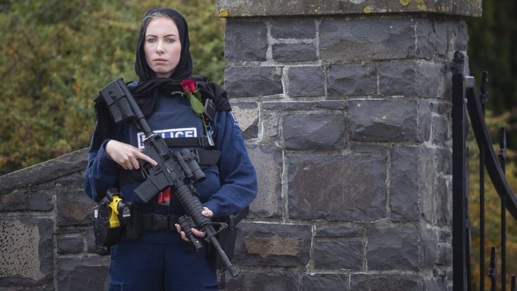 Νέα Ζηλανδία: Συγκίνησε η αστυνομικός που φόρεσε μαντίλα στις κηδείες των θυμάτων
