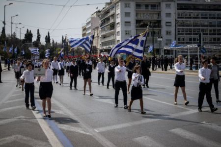 Προσαγωγές στην παρέλαση στο Σύνταγμα – Φώναζαν συνθήματα για τη Μακεδονία