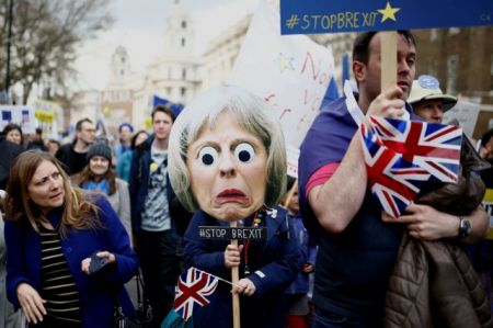 Bρετανία: Φόβοι για «πραξικόπημα» εναντίον της Μέι