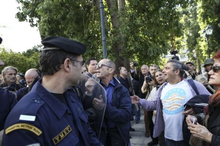 Σύλληψη μελών της ΛΑΕ στο Σύνταγμα – Τι αναφέρει η προκήρυξη που μοίραζαν