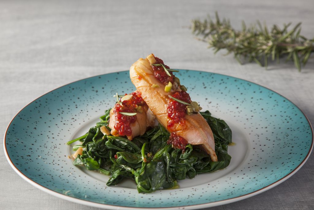 Kαλαμάρια σχάρας με σάλτσα χαρίσα