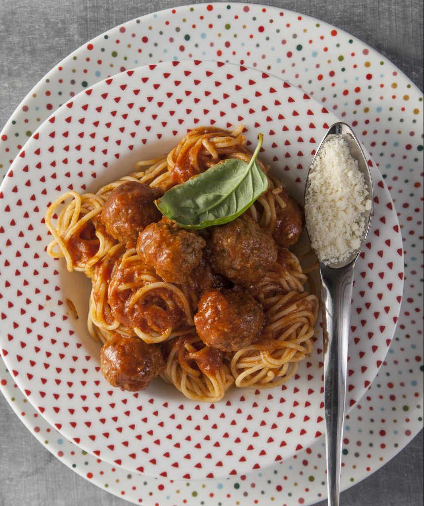 Κεφτεδάκια κοκκινιστά με κουκουνάρι και σπαγγέτι