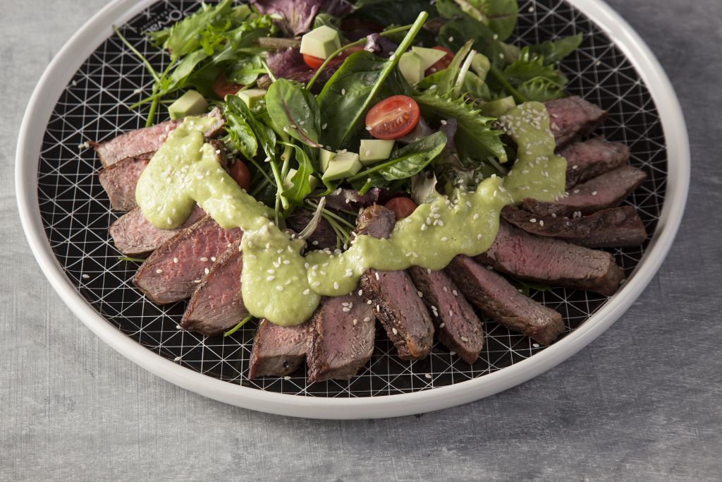 Σαλάτα με μοσχαρίσια μπριζόλα, ντρέσινγκ αβοκάντο και ντοματίνια