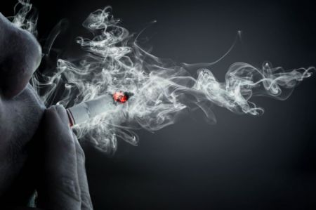 ΣτΕ: Ανάβει κόκκινο στο κάπνισμα σε κέντρα διασκέδασης και καζίνο