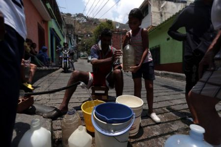 Βενεζουέλα: Παιδιά ψάχνουν φαγητό στα σκουπίδια