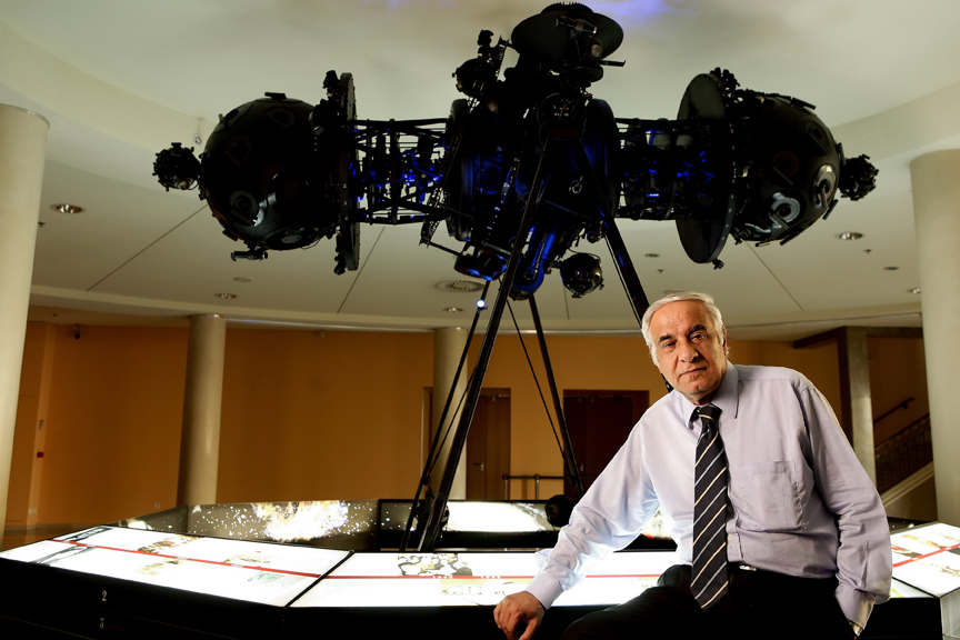 Ο αυτόφωτος Διονύσης Σιμόπουλος