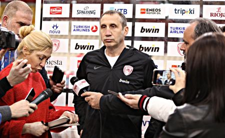 Ολυμπιακός – Μπλατ: «Δεν κοιτάμε πίσω, δεν είναι δικαιολογία οι απουσίες»