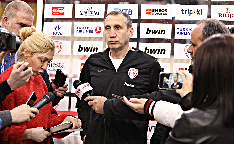 Ολυμπιακός – Μπλατ: «Δεν κοιτάμε πίσω, δεν είναι δικαιολογία οι απουσίες»