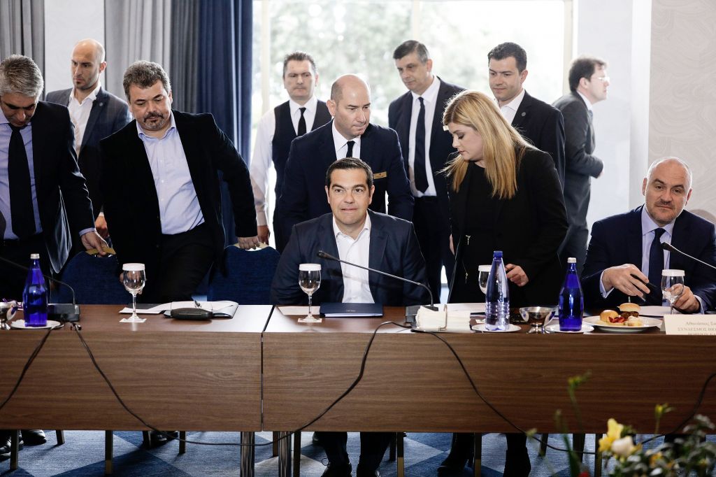 Με μακεδονικά κρασιά, γκρίνια και… χάμπουργκερ υποδέχθηκαν τον Τσίπρα