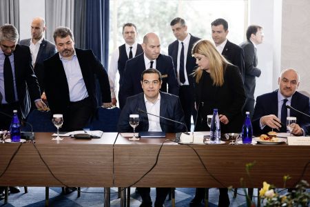 Με μακεδονικά κρασιά, γκρίνια και… χάμπουργκερ υποδέχθηκαν τον Τσίπρα