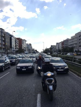 Κυκλοφοριακό κομφούζιο στη Συγγρού – Κίνδυνος να πέσει πινακίδα