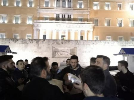 Κρητική καντάδα για τη Μακεδονία στους δρόμους της Αθήνας