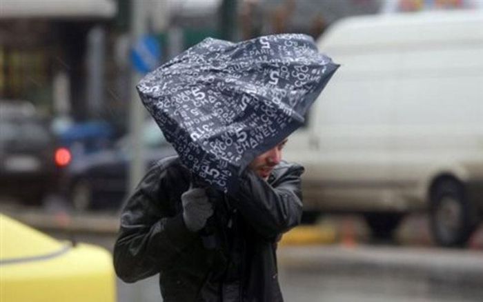 Σαρώνει τη χώρα η κακοκαιρία: Κρύο, βροχές και θυελλώδεις άνεμοι