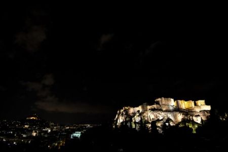 Η Αθήνα έσβησε τα φώτα – Στο σκοτάδι ο πλανήτης