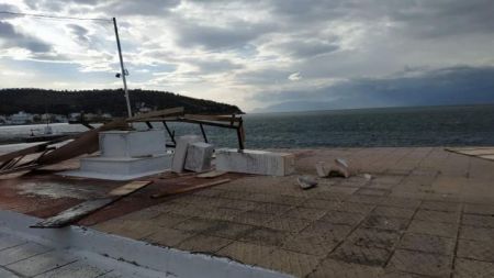 Θυελλώδεις άνεμοι ξεκόλλησαν εξέδρα και διέλυσαν ηρώο (βίντεο)