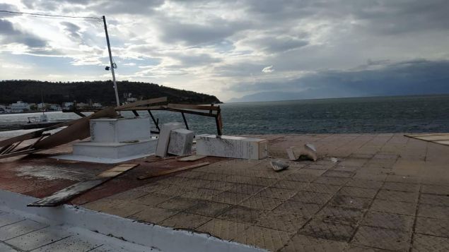 Θυελλώδεις άνεμοι ξεκόλλησαν εξέδρα και διέλυσαν ηρώο (βίντεο)