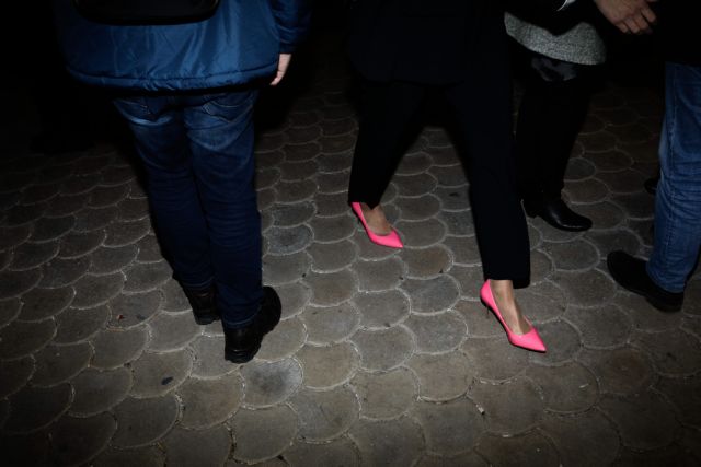 Φωτιά στο Twitter έβαλαν οι ροζ γόβες της Νοτοπούλου