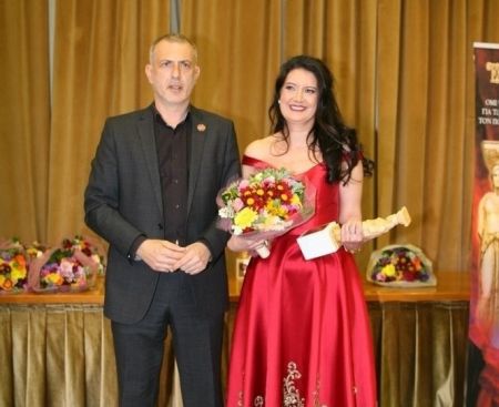 Γιάννης Μώραλης: Απένειμε βραβείο πολιτισμού στην Κέλλυ Πολυχρονίου