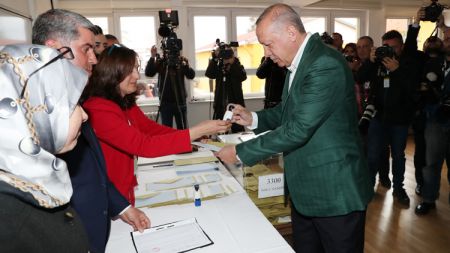 Τουρκία: Βία στις εκλογές με 2 νεκρούς και 2 τραυματίες – Ομαλότητα βλέπει ο Ρ. Ερντογάν