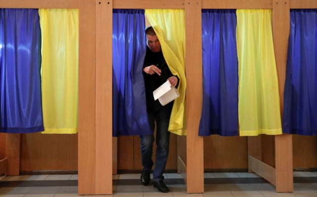 Ουκρανία: Φαβορί ένας κωμικός στις Προεδρικές εκλογές