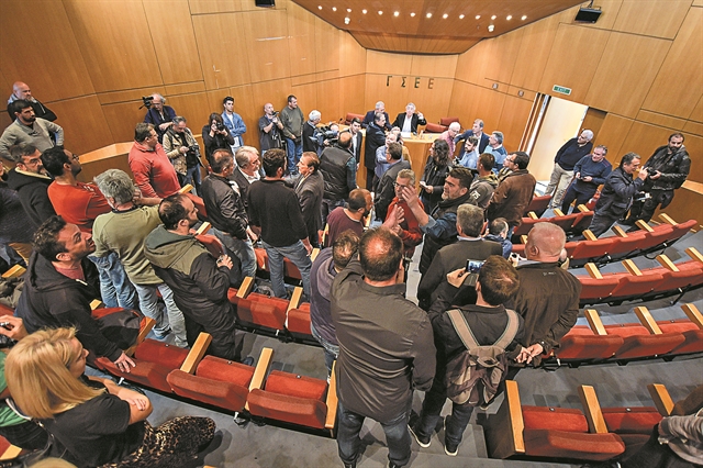 Σπαράσσει τη ΓΣΕΕ ο εμφύλιος πόλεμος των συνδικαλιστών