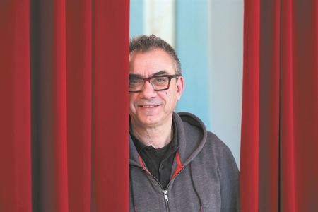 «Το Δημοτικό Θέατρο Πειραιά λειτουργεί σαν εργοτάξιο»