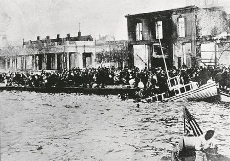 Πεθαίνοντας στην προκυμαία της Σμύρνης