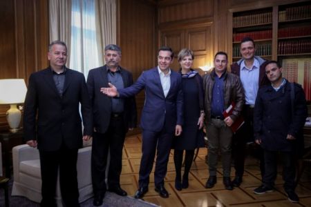 Τσίπρας: Προσλαμβάνει και πυροσβέστες – Υποσχέθηκε προσλήψεις