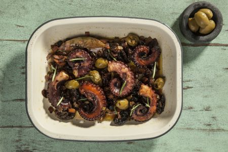 Χταπόδι στην κατσαρόλα με δαμάσκηνα και ελιές