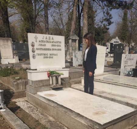 Στα Σκόπια η Μπ. Μπαζιάνα : Επίσκεψη στον τάφο του Ζορμπά [Εικόνες]