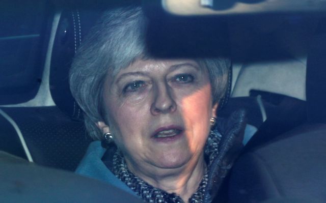 Brexit: Η Μέι ζητάει νέα παράταση και προσεγγίζει Κόρμπιν
