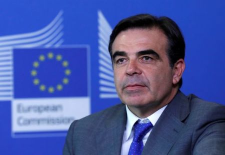 European Commission paves way for 1bn euro tranche to Greece