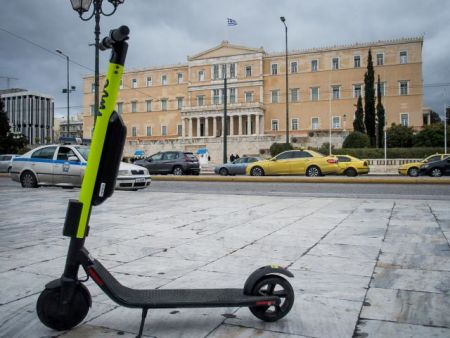 Ηλεκτρικά πατίνια : Με «κόφτη» στα 20 χλμ. σε Αθήνα και Θεσσαλονίκη